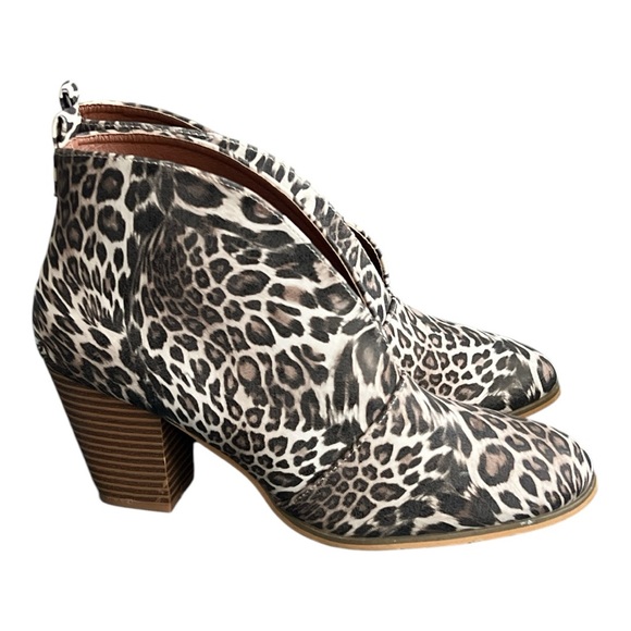 Women’s Leopard Vegan Leather Ankle Bootie by Weeboo Size 10 - Picture 2 of 6